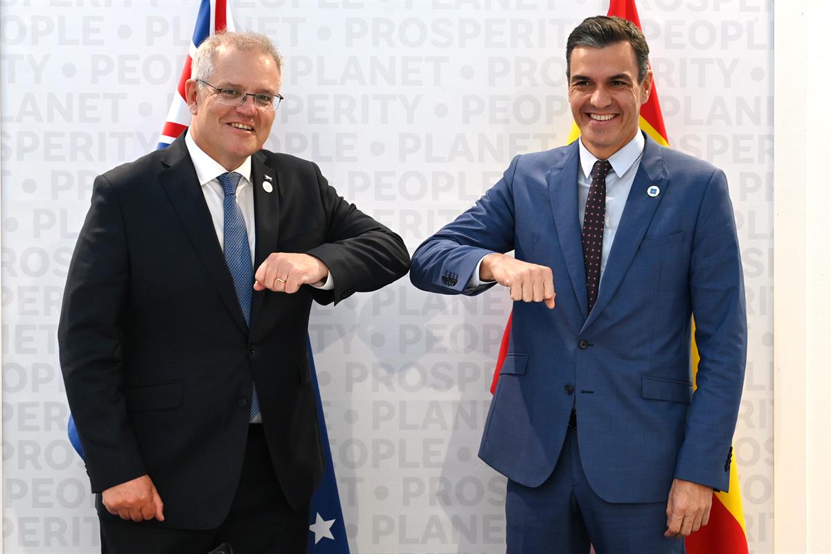 30/10/2021. Cumbre del G20. El presidente del Gobierno, Pedro Sánchez, saluda primer ministro de Australia, Scott Morrison.